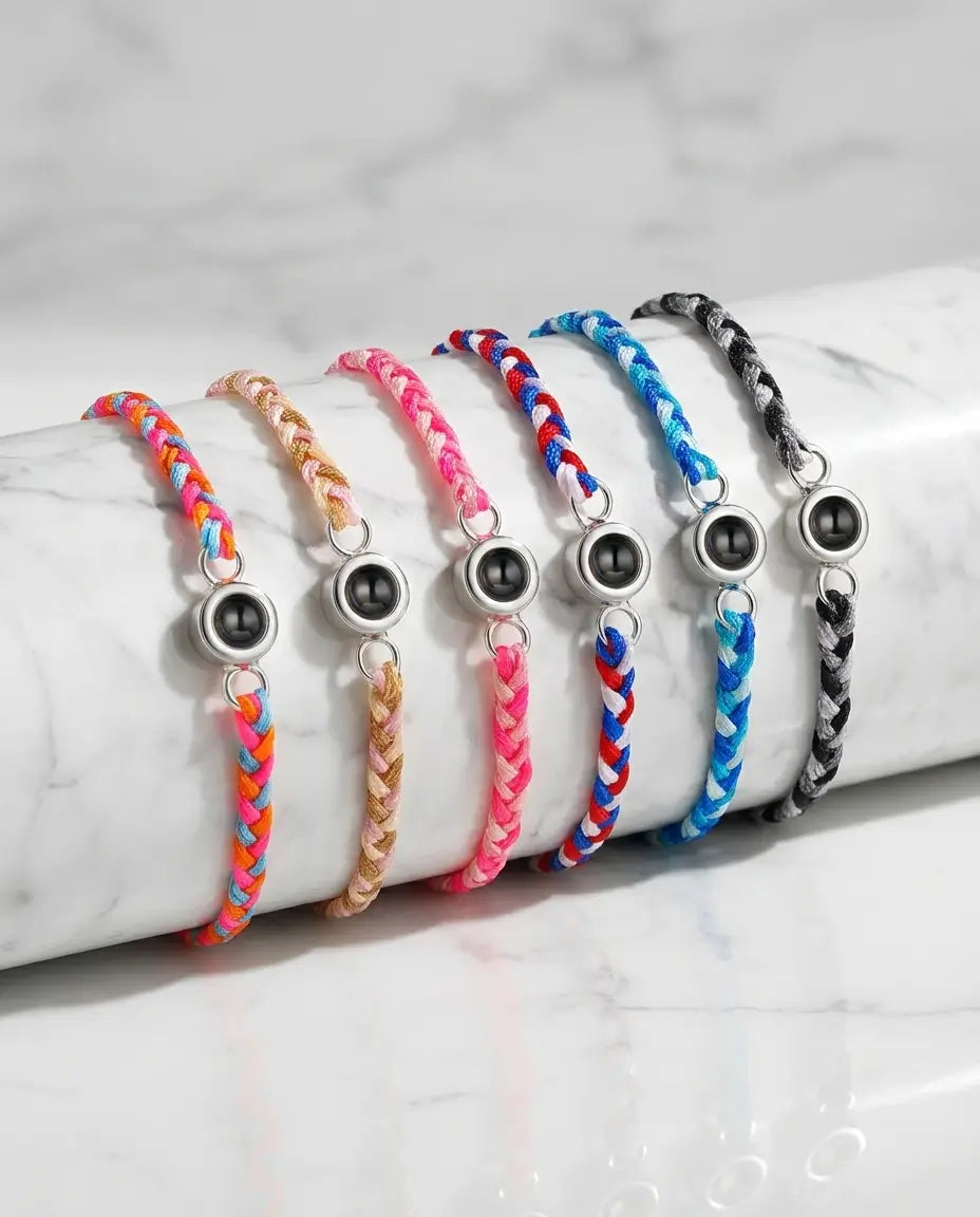 Armbånd af håndflettet reb med en blank rhodineret charm i midten, der rummer et personligt foto.