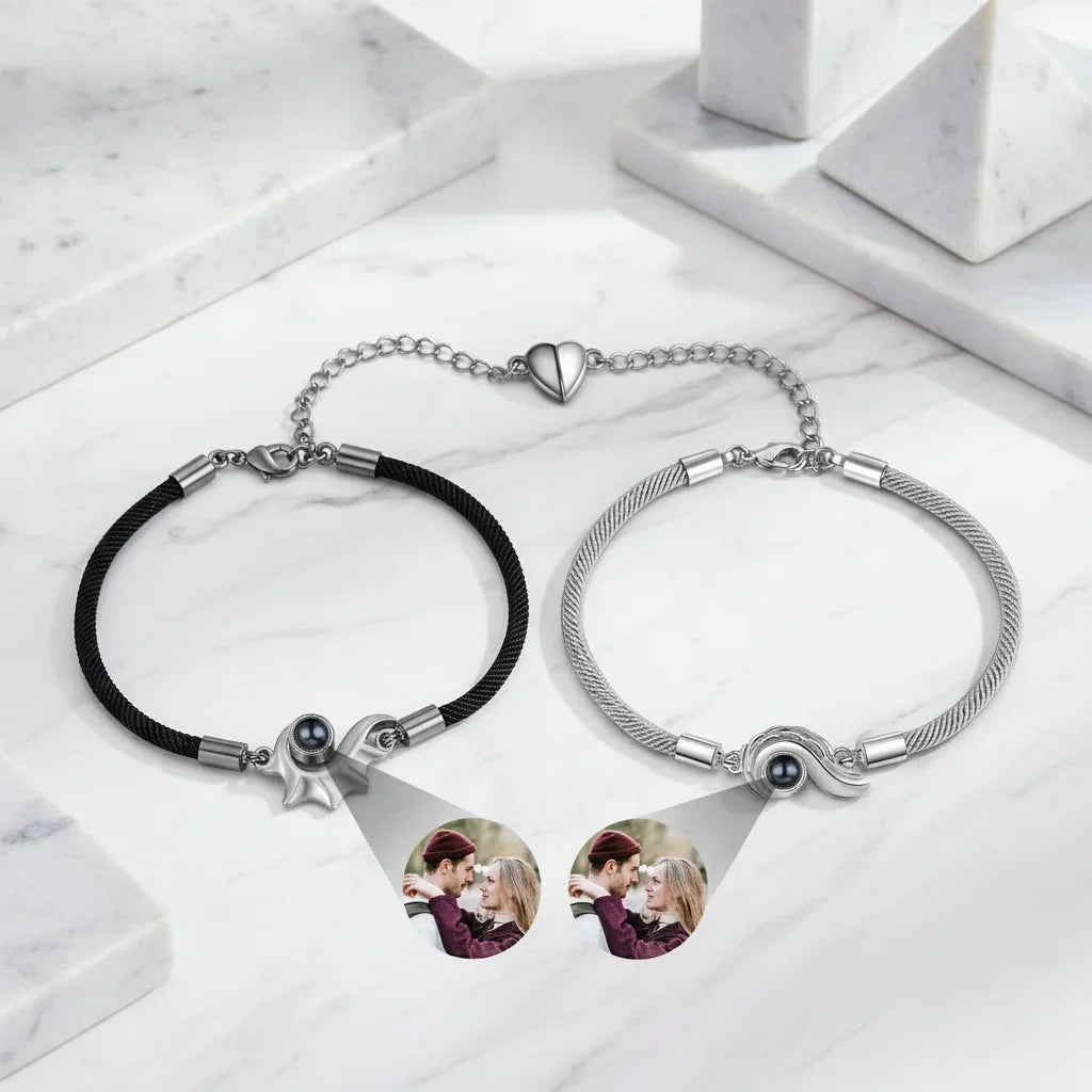 To armbånd med et konkylieformet charm, der gemmer et billede bag en linse, og magnetisk hjertelukning.
