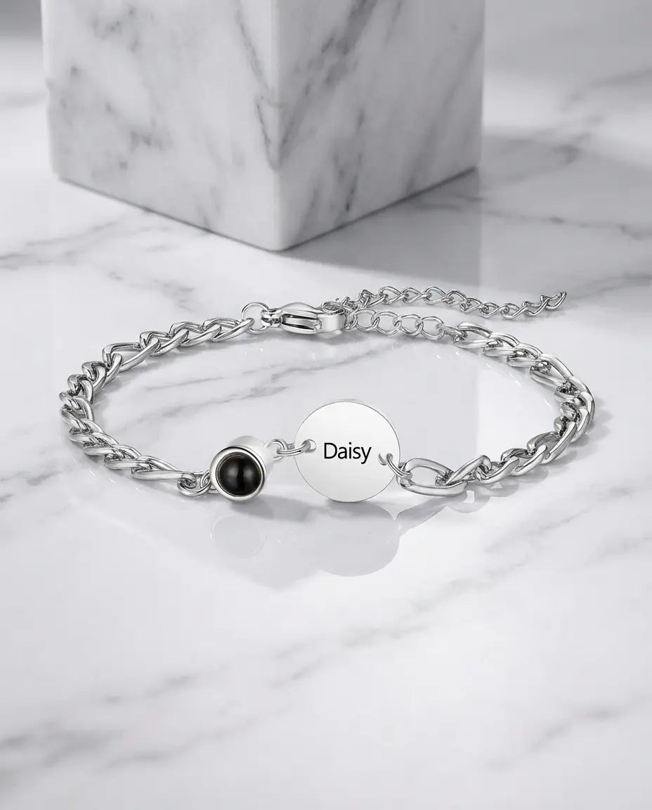 Armbånd i rustfrit stål med en lille klar sten med billede indeni og en poleret plade med indgraveret navn.