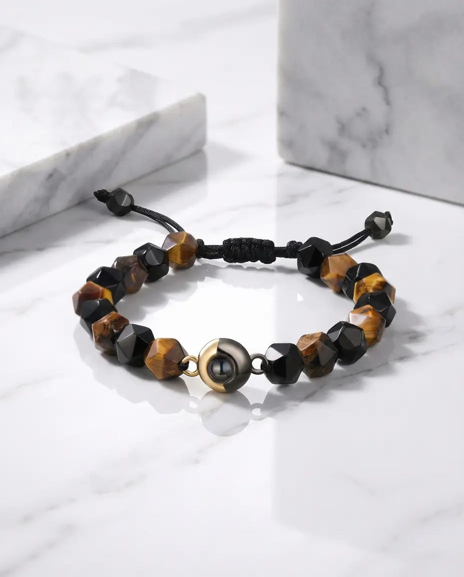 Armbånd af varme, stribede tigerøjeperler med en sten i midten, der rummer et skjult billede.