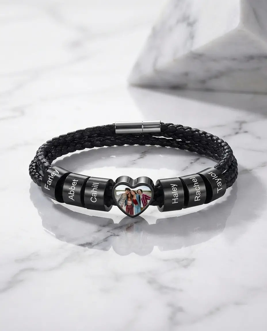 Armbånd til mænd i rustfrit stål med et hjertecharm, der rummer et familiefoto, og indgraverede navne.