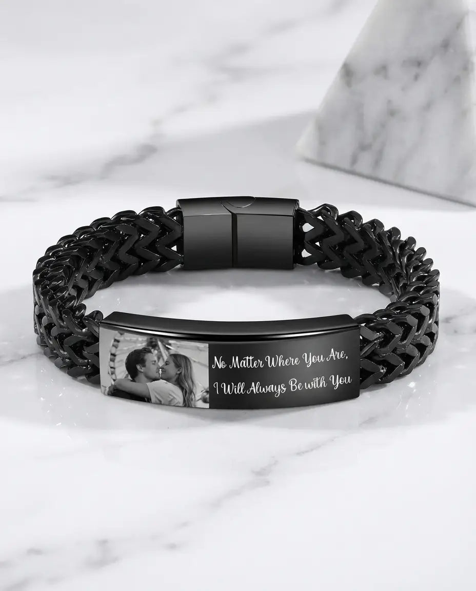 Armbånd til mænd i rustfrit stål med en plade, der gemmer et billede indvendigt, på en kæde med flettede led.