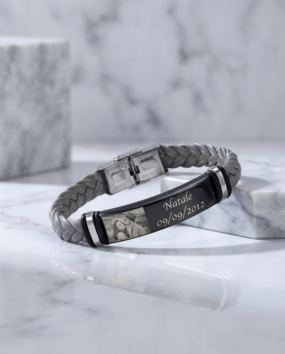 Armbånd til mænd i flettet læder med en plade i rustfrit stål med billede på den ene side og indgravering på den anden.