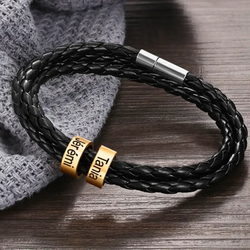 Sort læderarmbånd til mænd med en række guldfarvede perler i rustfrit stål med indgraverede navne.