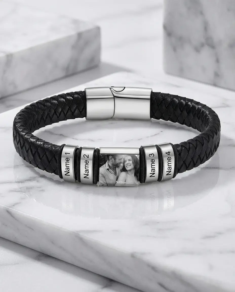 Flettet sort læderarmbånd til mænd med en rund charm med billede indeni og små indgraverede navneperler.