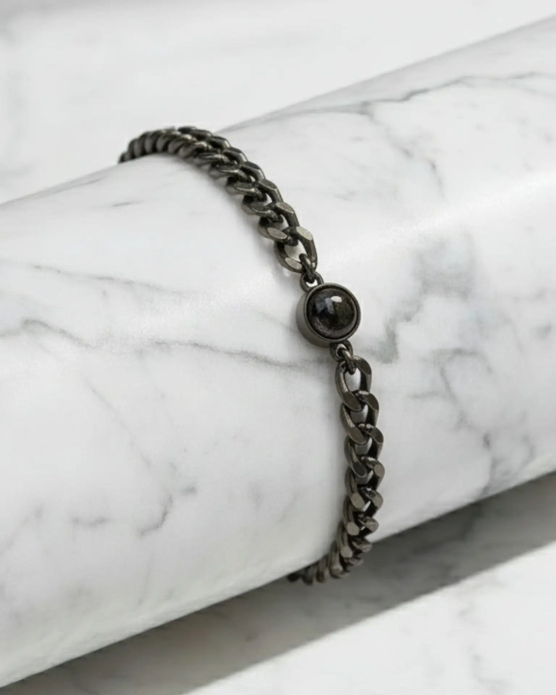 Armbånd til mænd i rustfrit stål med en detalje i læder og en charm, der rummer et skjult billede.