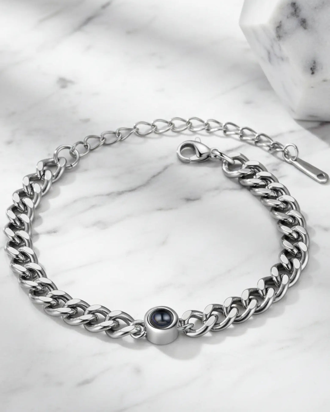 Armbånd til mænd i titaniumstål med kraftige led og en charm i midten, der rummer et skjult billede.