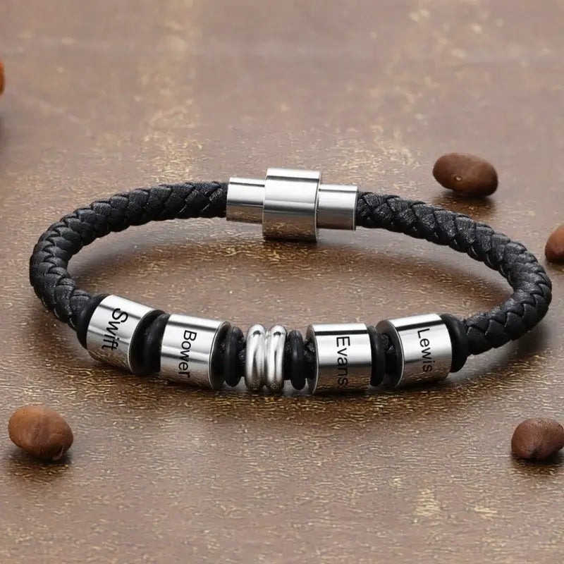 Sort læderarmbånd til mænd med polerede led i rustfrit stål, hvor fire navne er indgraveret.