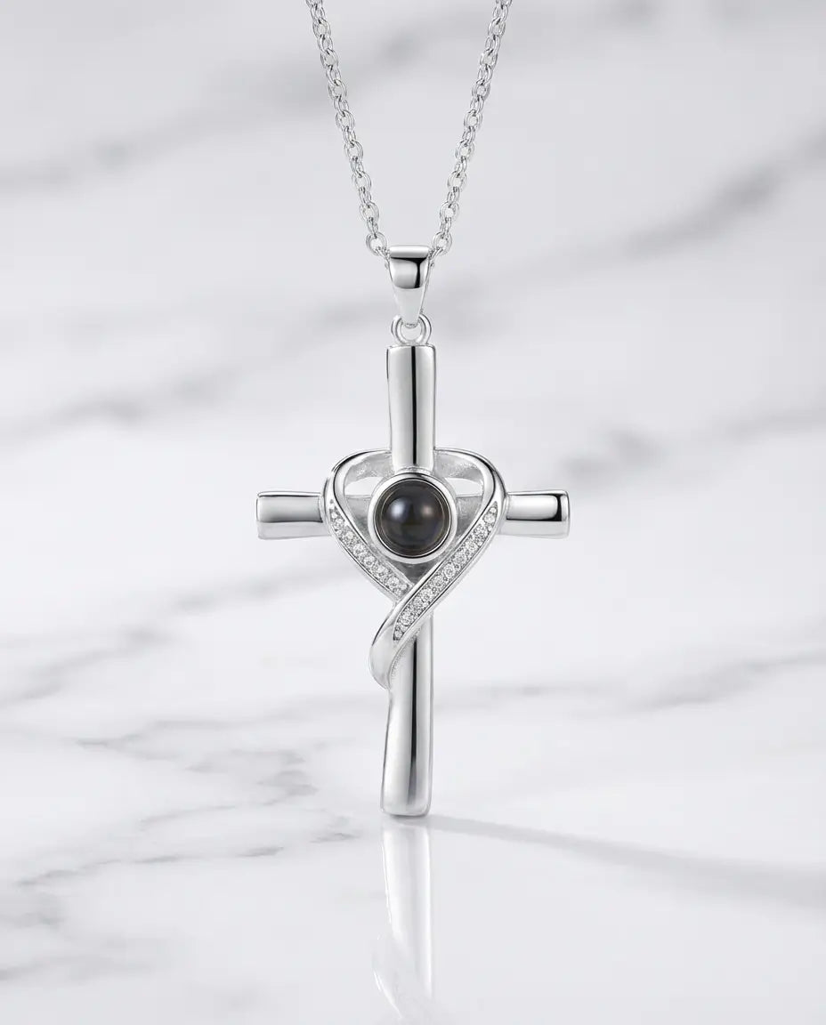 Kors i 925 sterling sølv omsluttet af et hjerte med krystaller og en midtersten med billede.