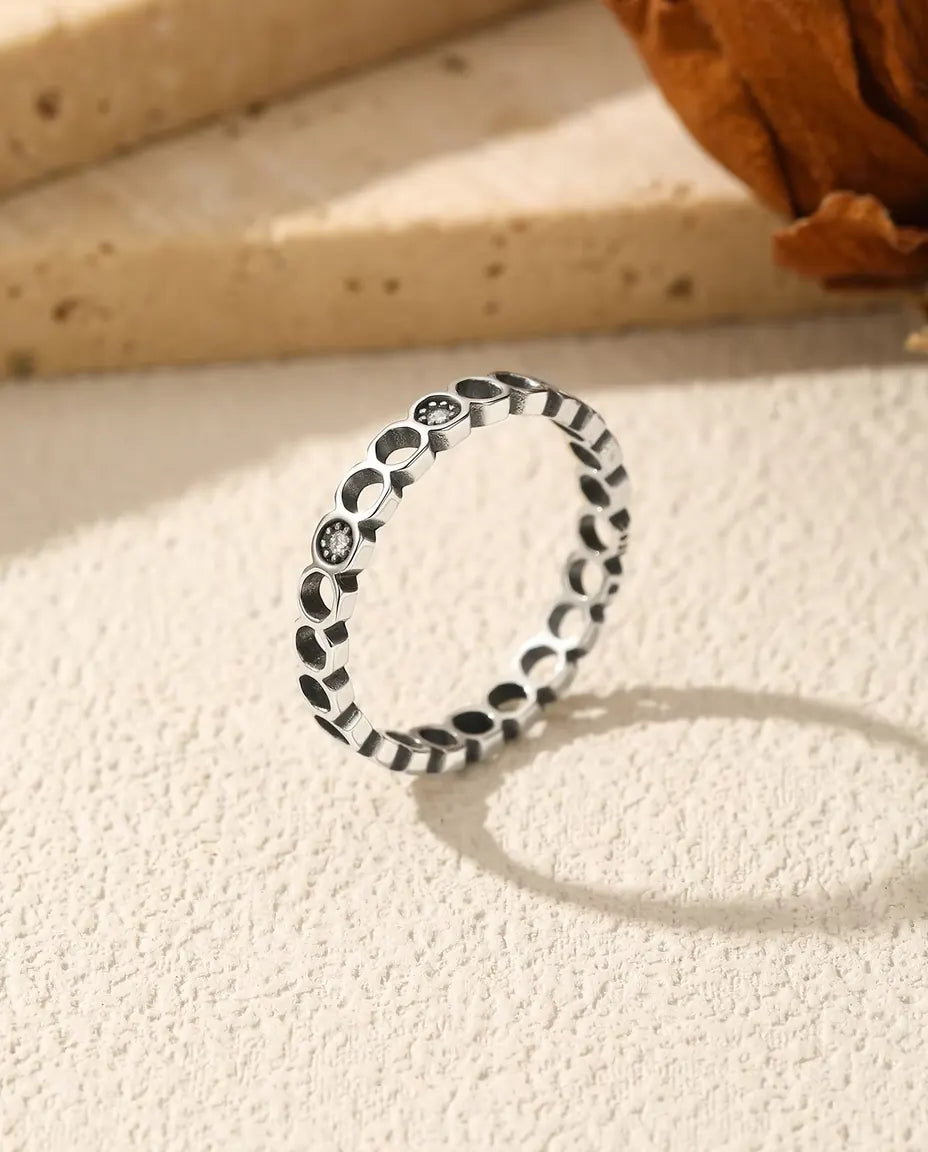 Oxideret sølvring med åbne cirkler og månesegl hele vejen rundt og to små moissanite i 925 sterling sølv.