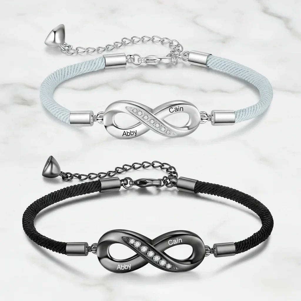 To matchende armbånd i varmt kobber med uendelighedstegnet og et navn indgraveret på hvert armbånd.