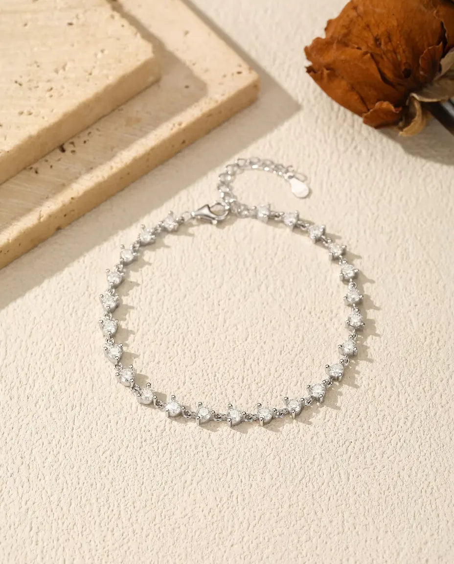 Sølvarmbånd med 24 runde moissanite-sten på 3 mm sat med mellemrum hele vejen rundt i 925 sterling sølv.