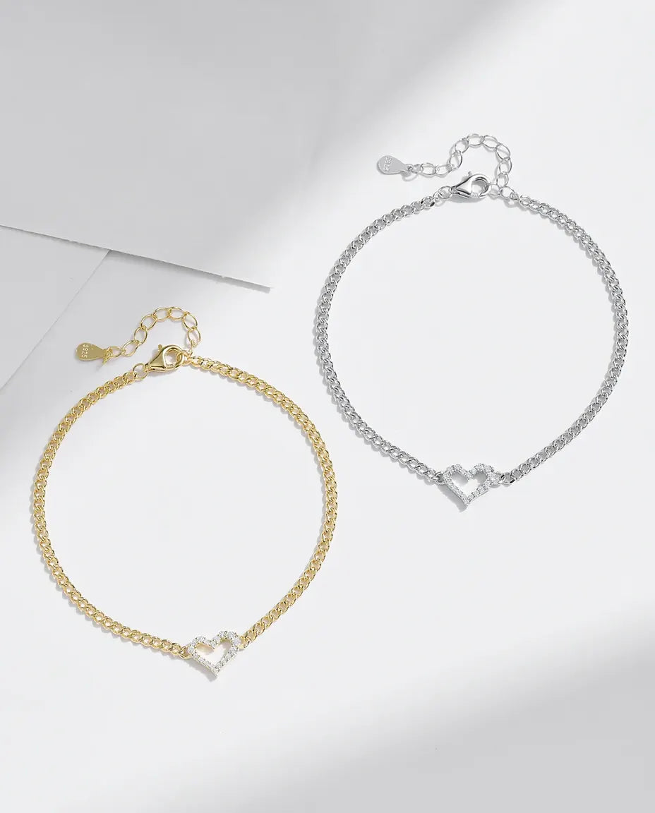 Sølvarmbånd med flade panserled og et åbent hjerte sat med en moissanite i 925 sterling sølv.