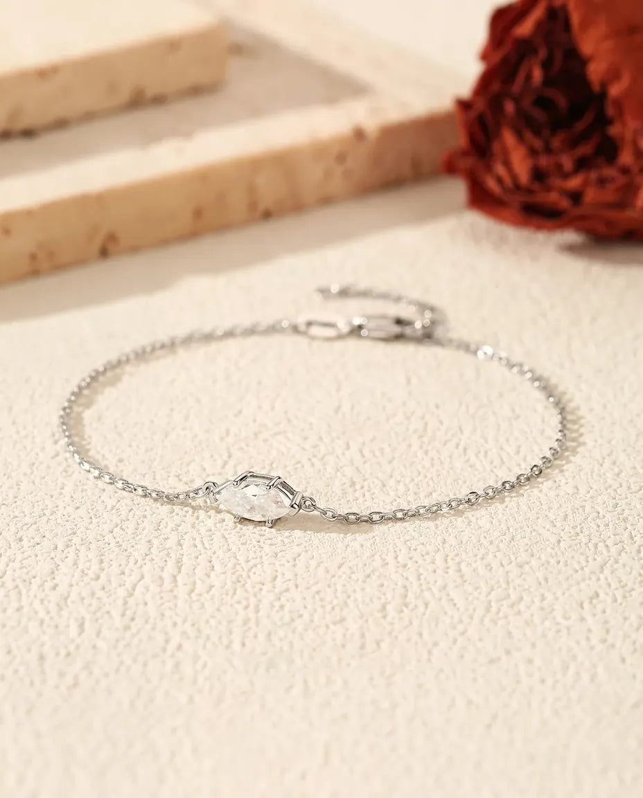 Fint sølvarmbånd med en aflang marquiseslebet moissanite på 0,5 ct i 925 sterling sølv.