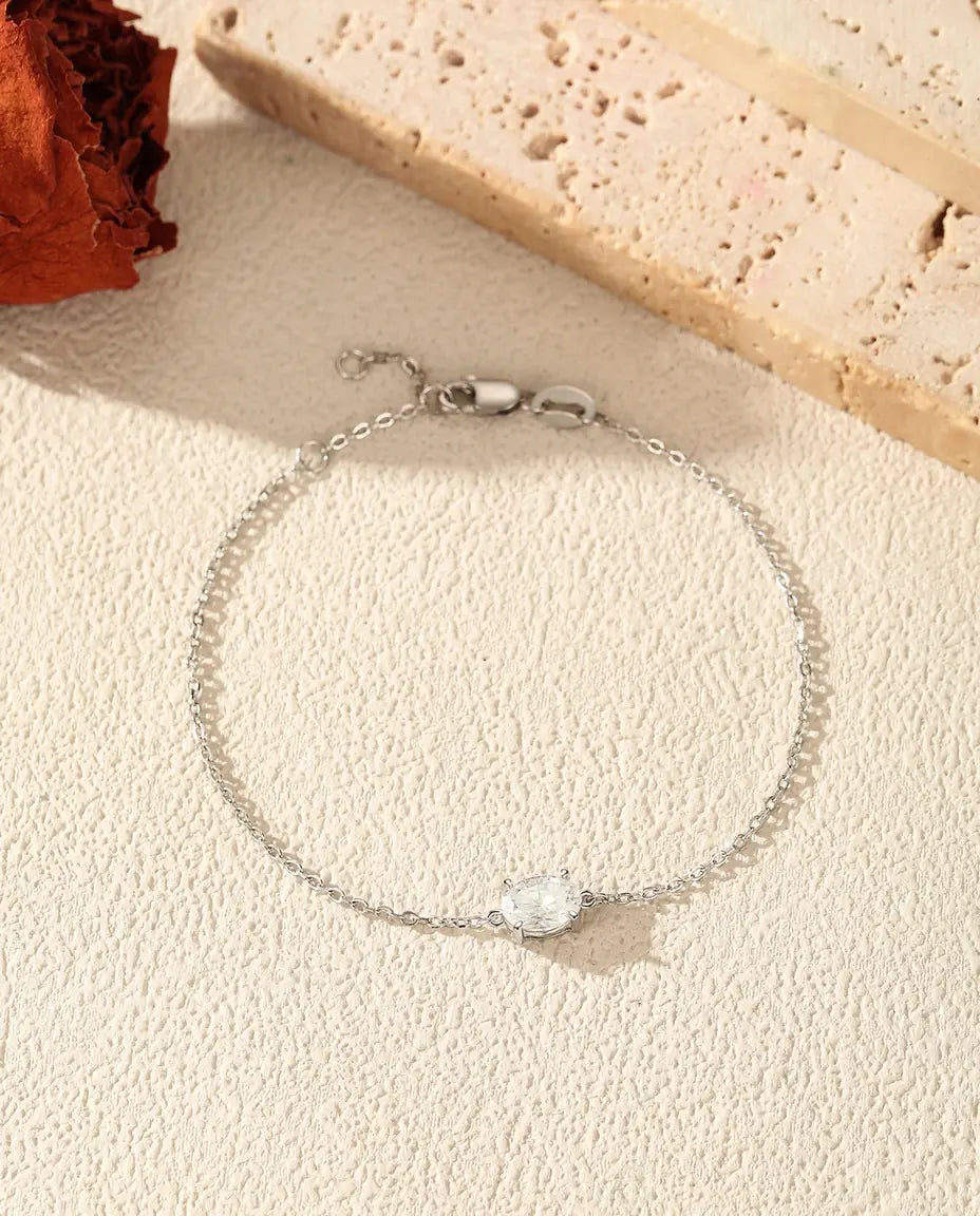 Fint sølvarmbånd med en oval moissanite på 1 ct alene på kæden i 925 sterling sølv.