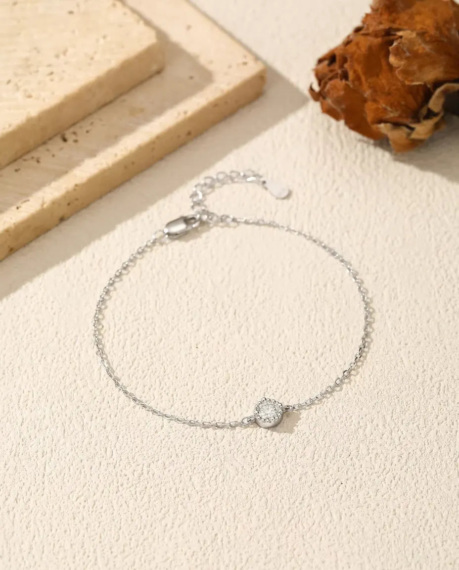Fint sølvarmbånd med en moissanite på 4 mm i en fatning kantet af små sølvperler i 925 sterling sølv.