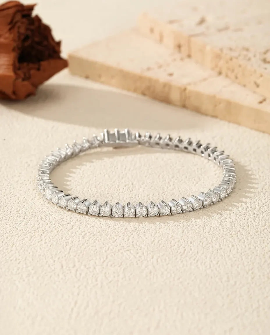 Tennisarmbånd i 925 sterling sølv med en ubrudt linje af runde moissanite på 3 mm i klofatning.