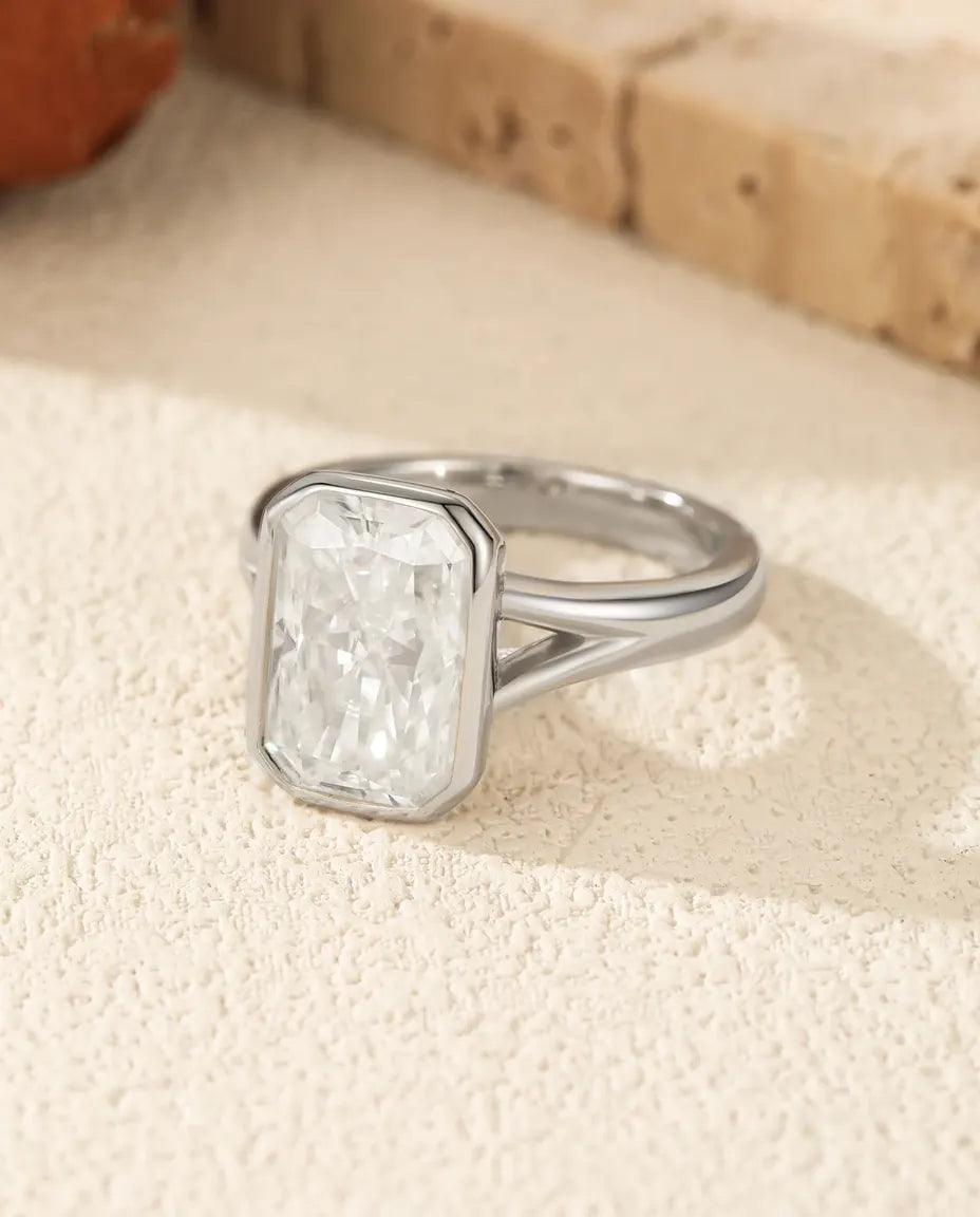 Stor cocktailring i 925 sterling sølv med rektangulær moissanite på 4,5 ct i en glat, lukket fatning.