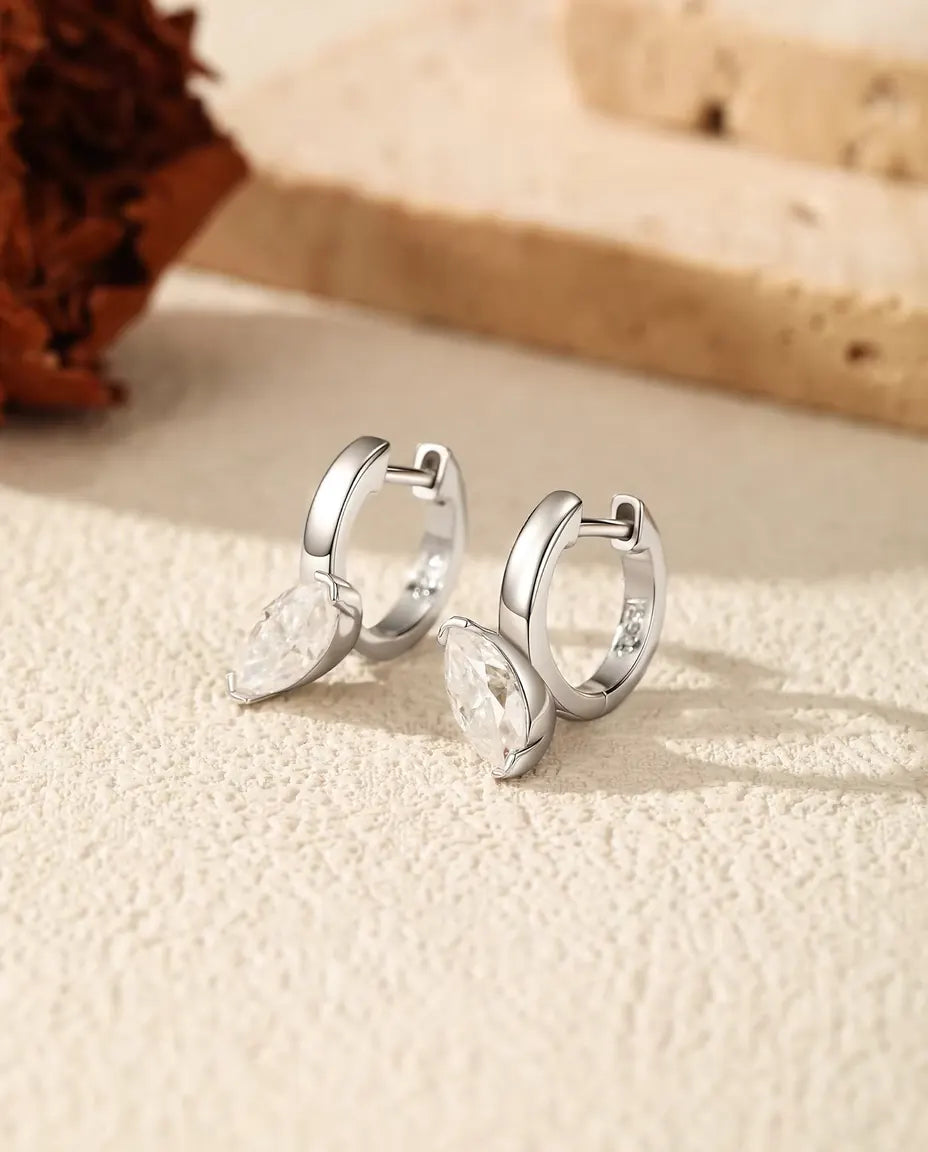Creoler i 925 sterling sølv med en spidsoval klar sten hængende med spidsen nedad under ringen.
