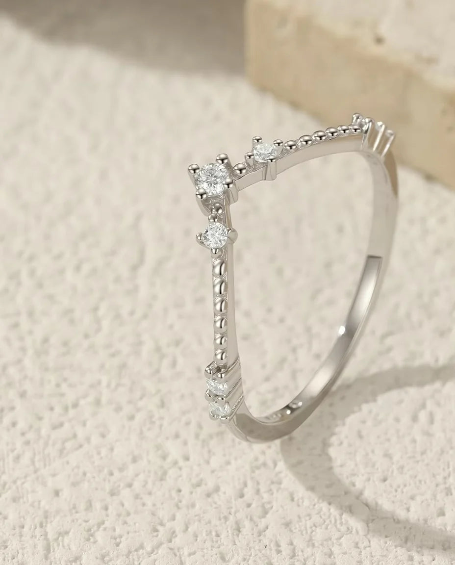 Moissanite Ring - vist på en travertinblok