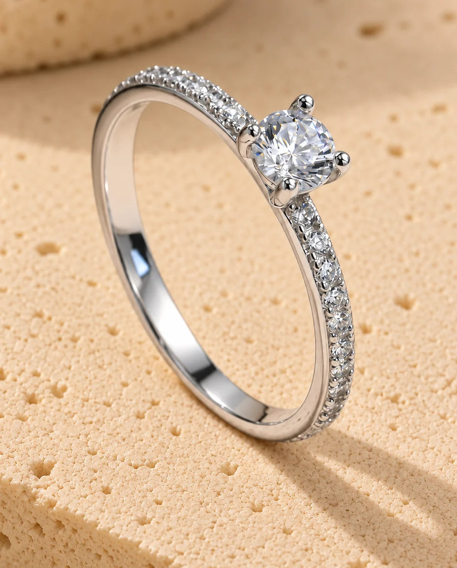 Moissanite Ring - vist på en travertinblok