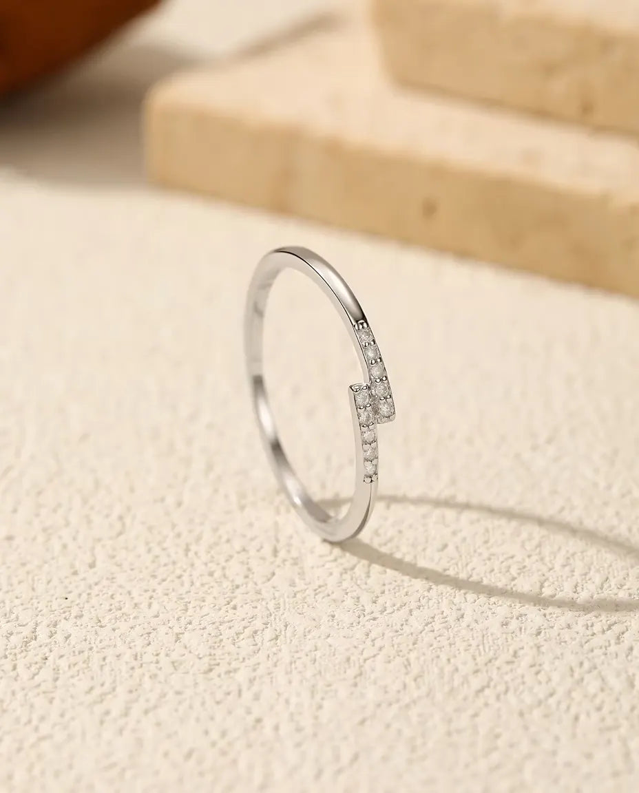 Tynd sølvring med to forskudte rækker små moissanitter i pavé foran på skinnen, 925 sterling sølv.