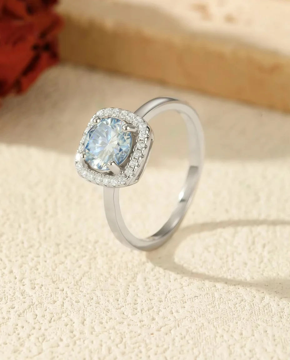 Moissanite Ring - vist på en travertinblok