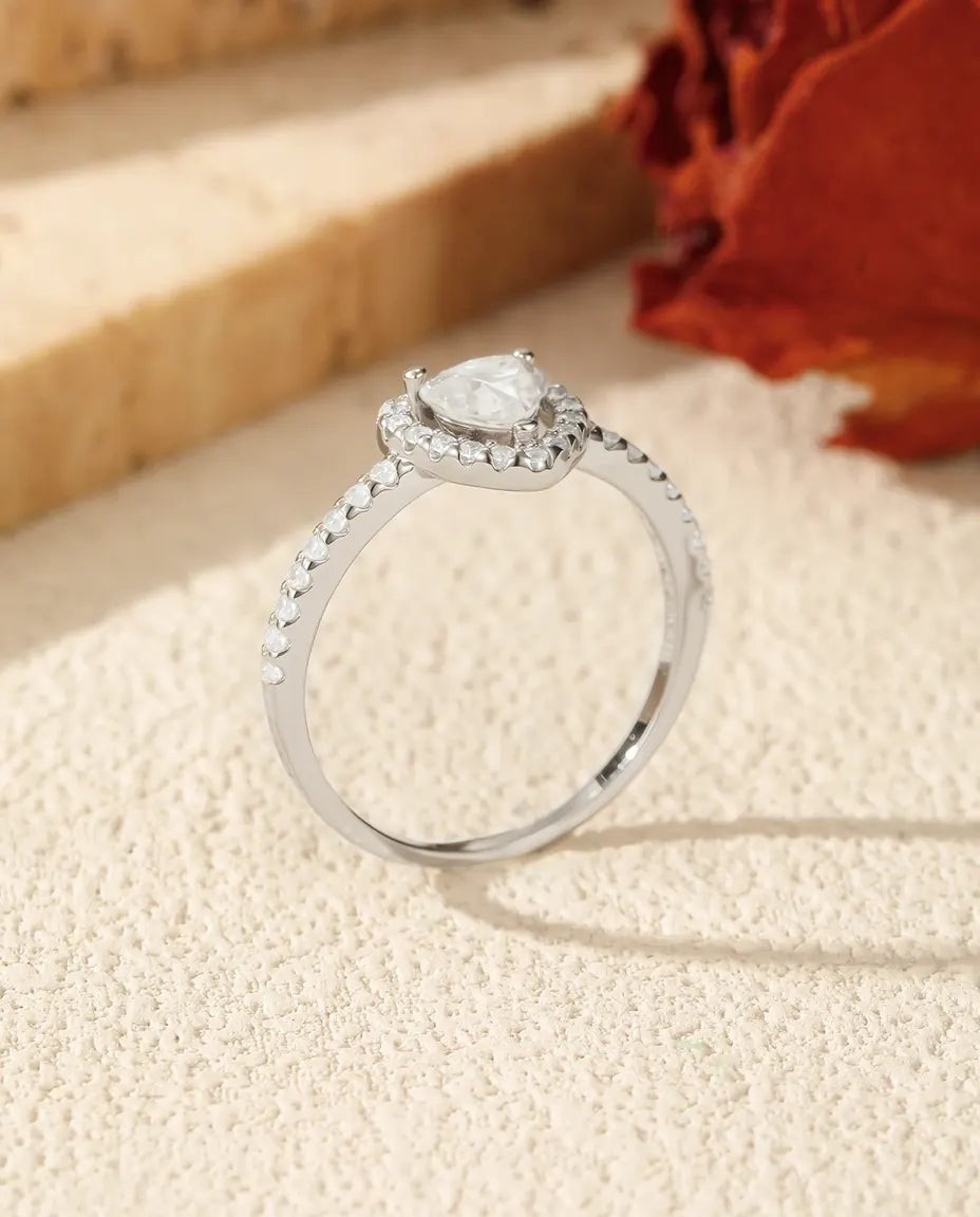 Sølvring med hjerteslebet moissanite på 5 mm omkranset af en halo og pavéfattede skuldre i 925 sølv.