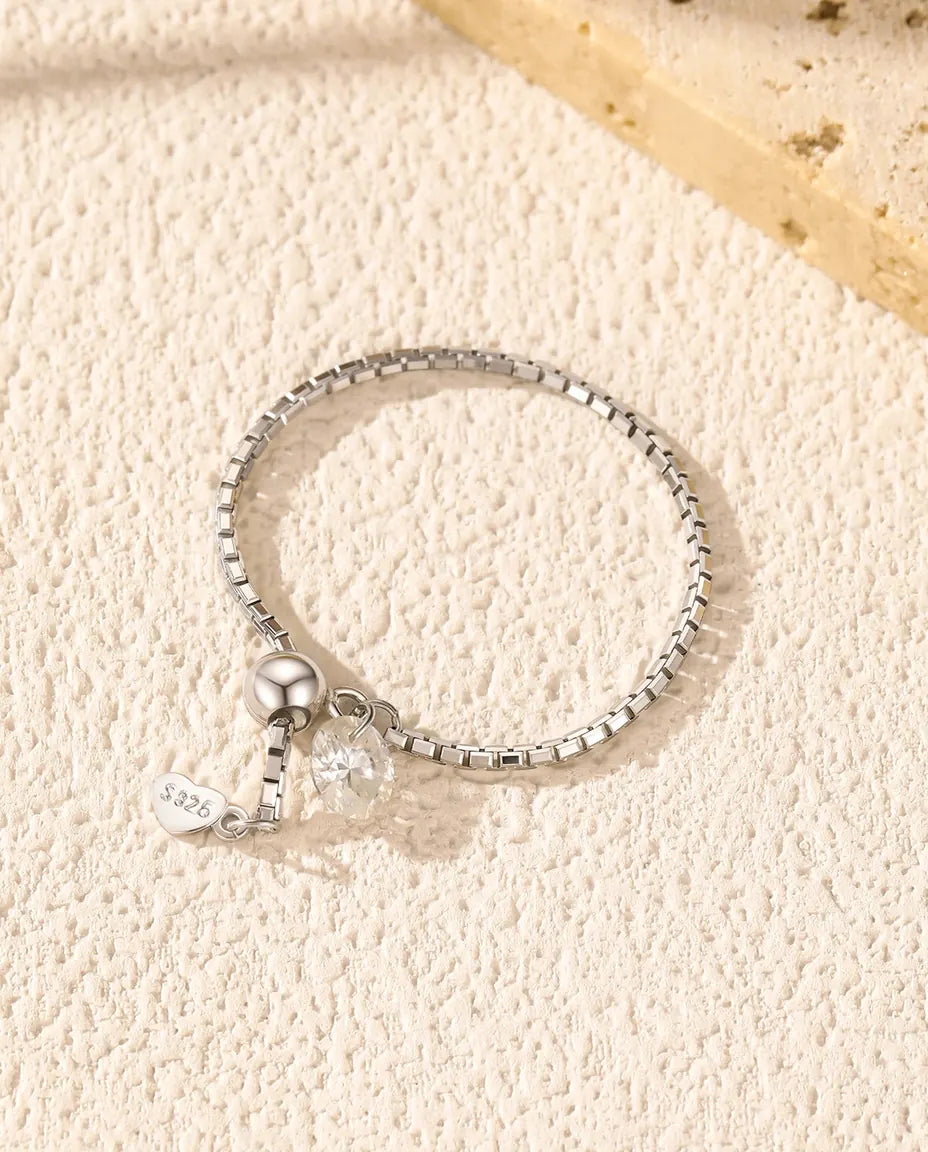 Justerbar sølvring formet som en fin firkantkæde med en enkelt funklende moissanite i 925 sterling sølv.