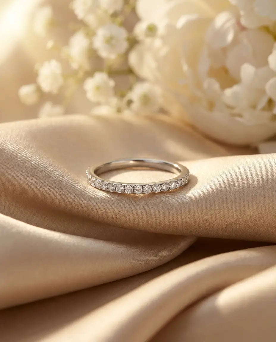 Fin sølvring med tyve små pavéfattede moissanitesten langs en smal skinne på 1,3 mm i 925 sterling sølv.