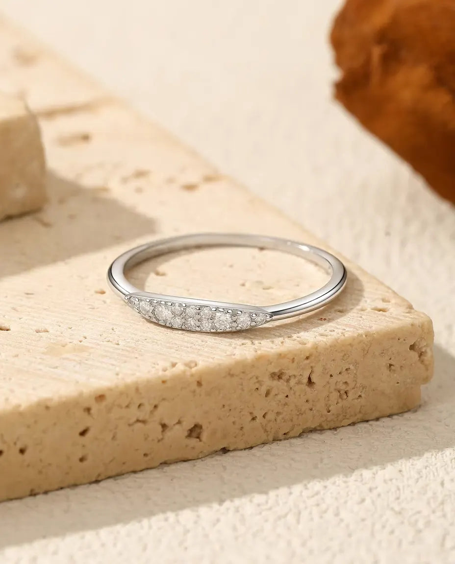Smal pavéring i 925 sterling sølv med tolv moissanite, der aftager i størrelse ud mod ringens sider.