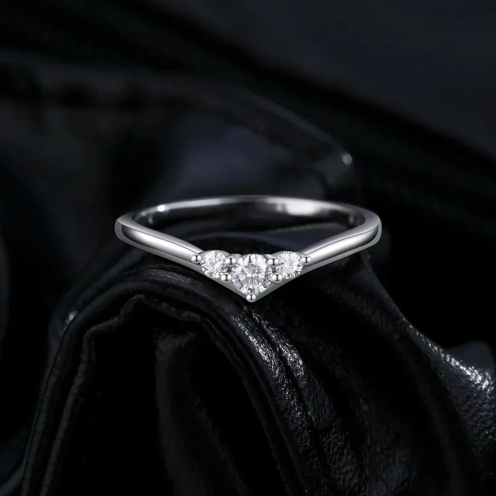 Sølvring med tre sten: en moissanite i midten flankeret af to mindre sidesten i 925 sterling sølv.