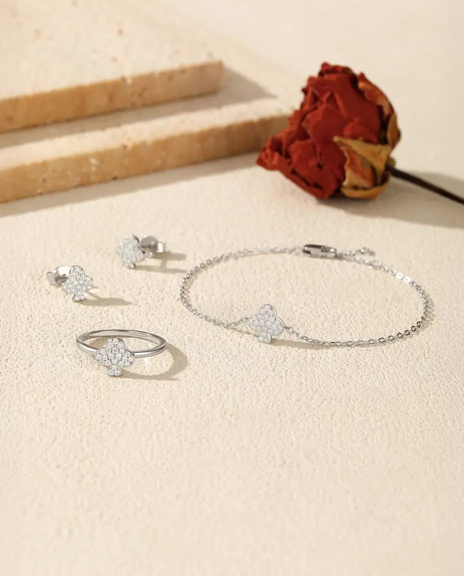 Smykkesæt i 925 sterling sølv med ørestikker, ring og kædearmbånd, alle med et klør-symbol besat med små moissanite-sten.