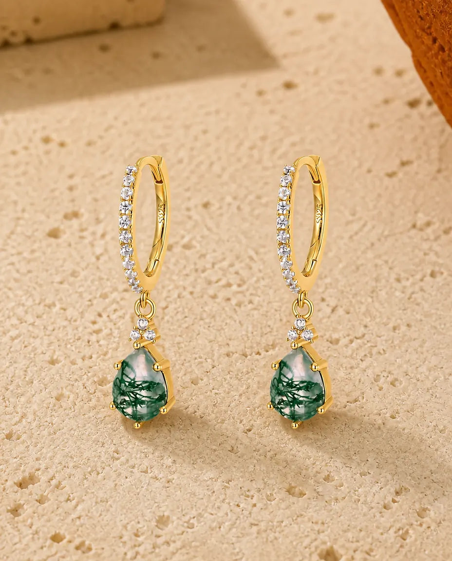 Forgyldte creoler med zirkonia på forsiden og en grøn moss agate-dråbe hængende under i 925 sterling sølv.