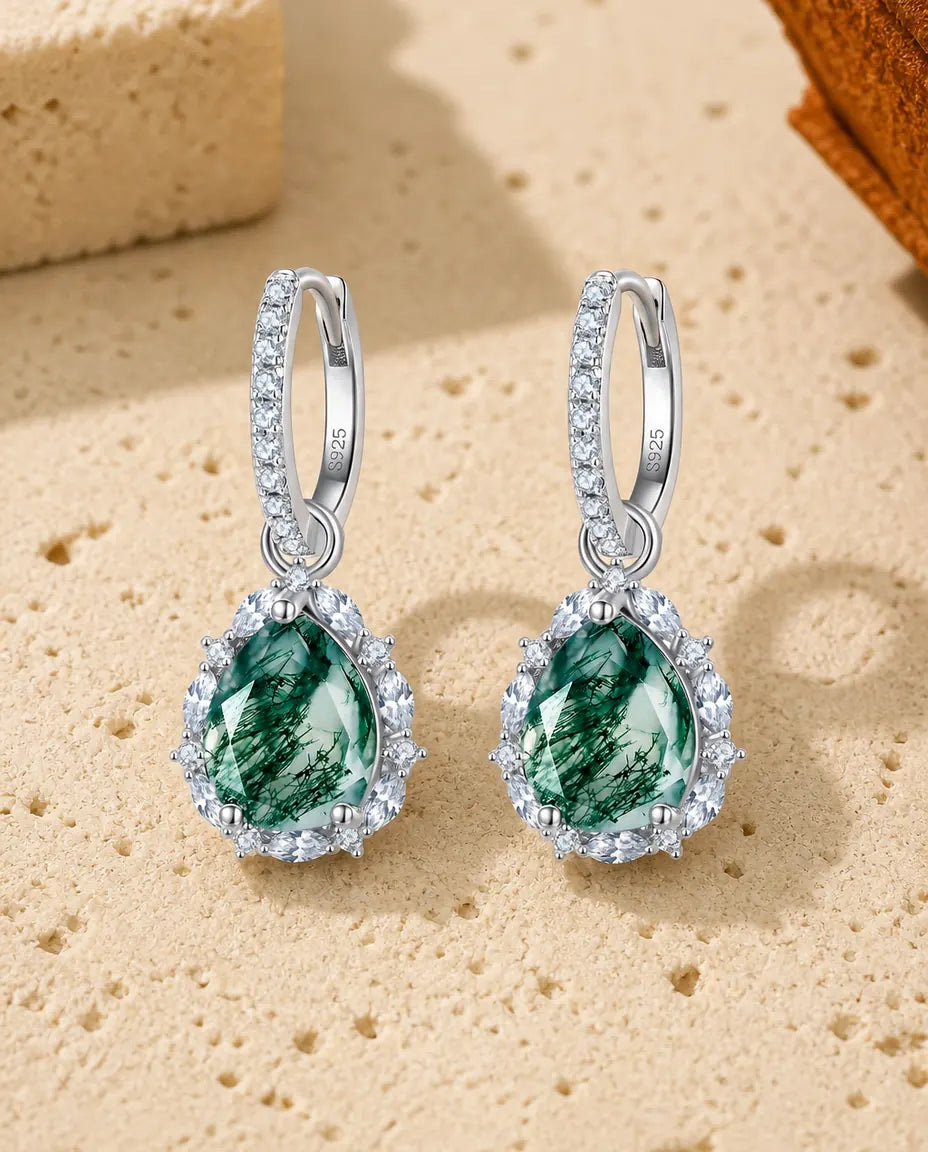 Sølvcreoler med zirkonia på forsiden og en pæreslebet grøn moss agate i fuld halo hængende under.