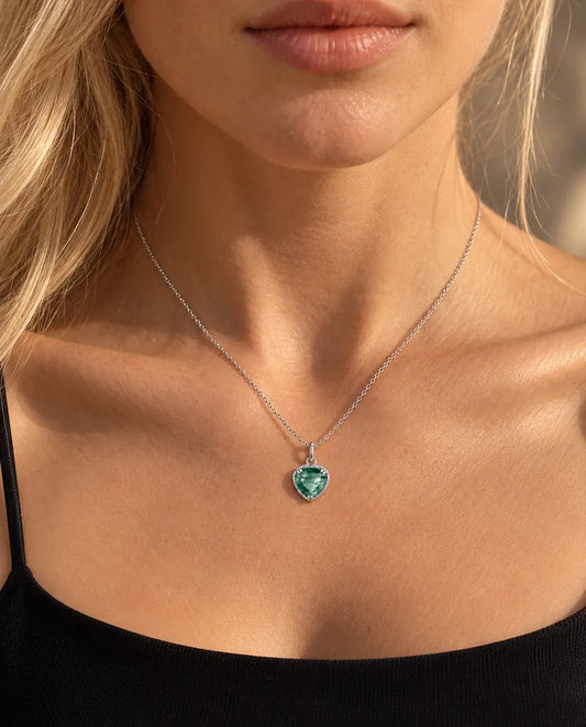 Moss Agate Halskæde - båret af en model, nærbillede ved kravebenet