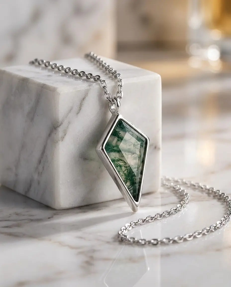 Sølvvedhæng med kiteslebet grøn moss agate i en enkel poleret fatning af 925 sterling sølv.