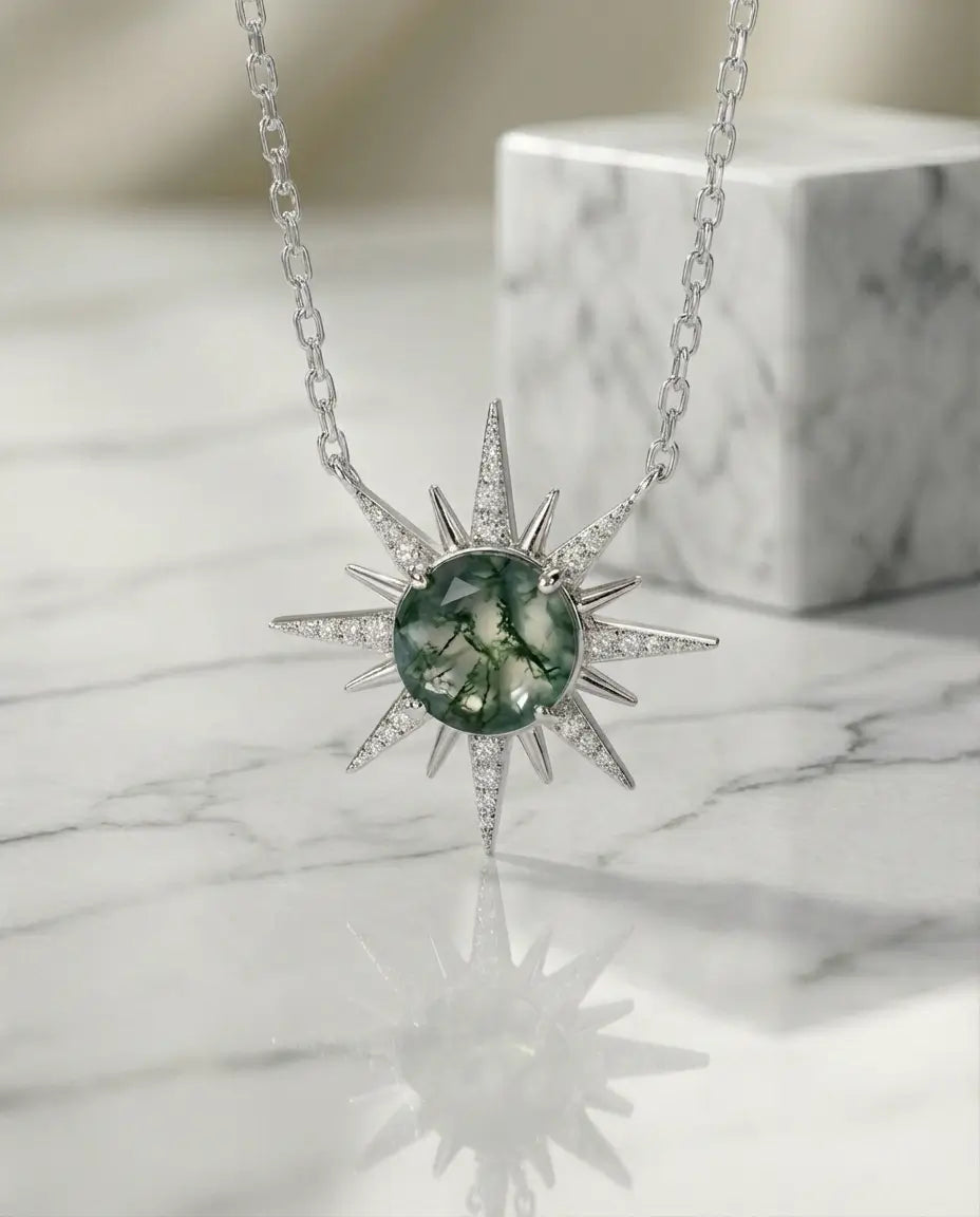 Solformet vedhæng i 925 sterling sølv med stråler af zirkoner omkring en rund grøn moss agate.