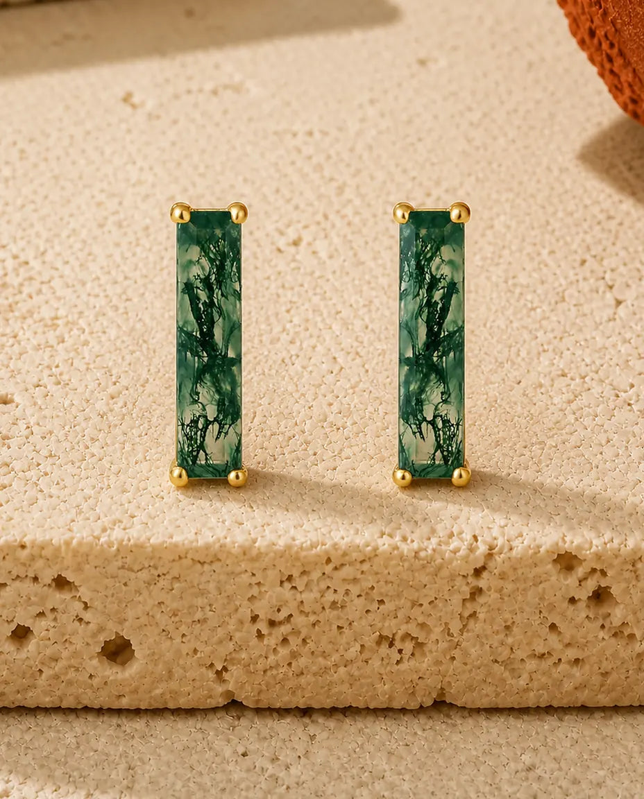 Lange smalle ørestikker med grøn Moss Agate i baguetteslibning holdt af tynde klør i forgyldt sølv.