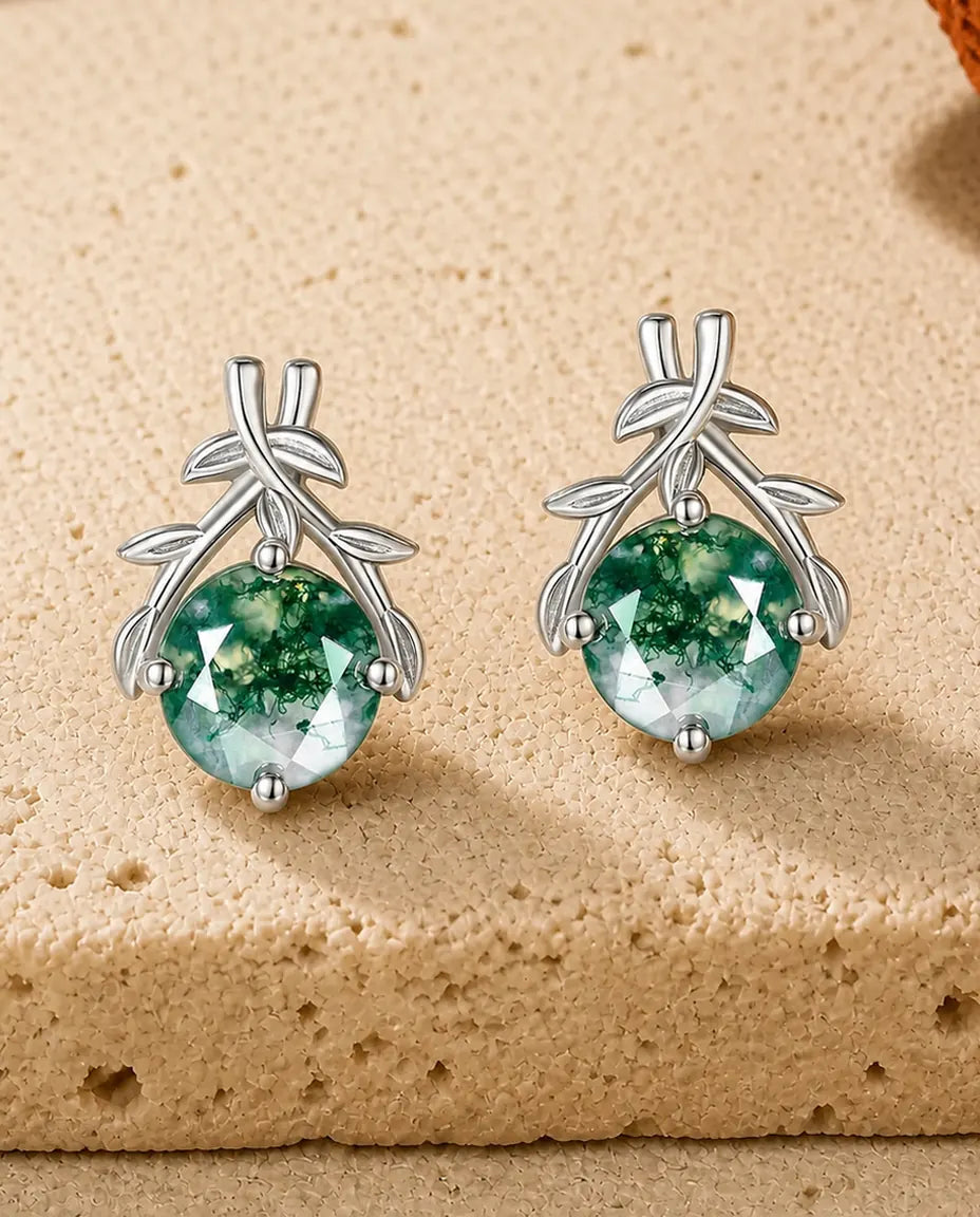 Sølvøreringe med rund grøn moss agate under to krydsede olivengrene med små blade i 925 sterling sølv.