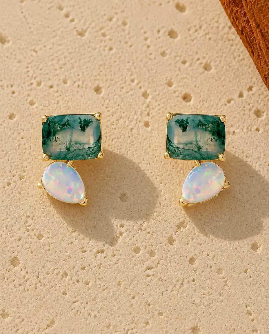 Forgyldte øreringe med rektangulær grøn moss agate over en lille pæreformet opal i 925 sterling sølv.