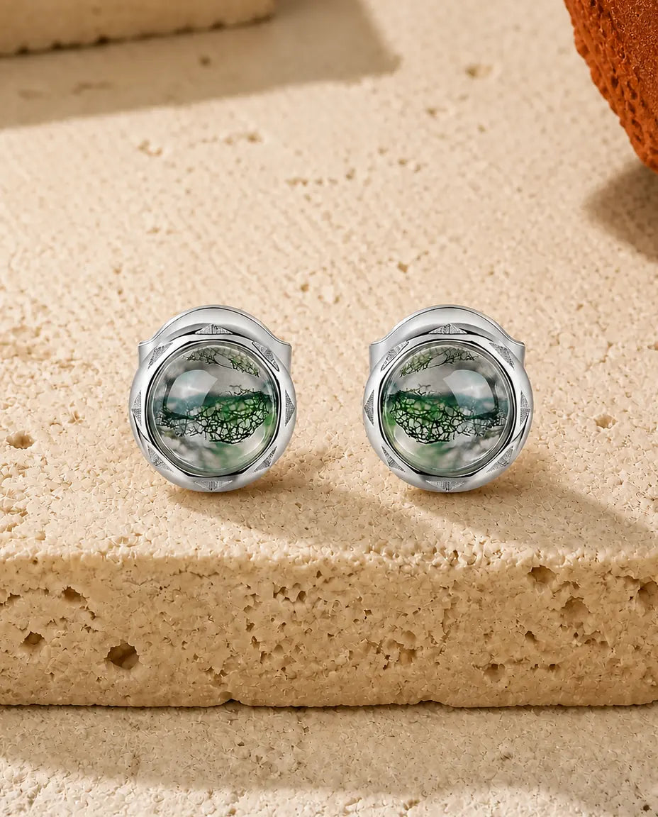 Små sølvørestikker med rund grøn moss agate-cabochon i en fatning af snoet sølvtråd i 925 sterling sølv.