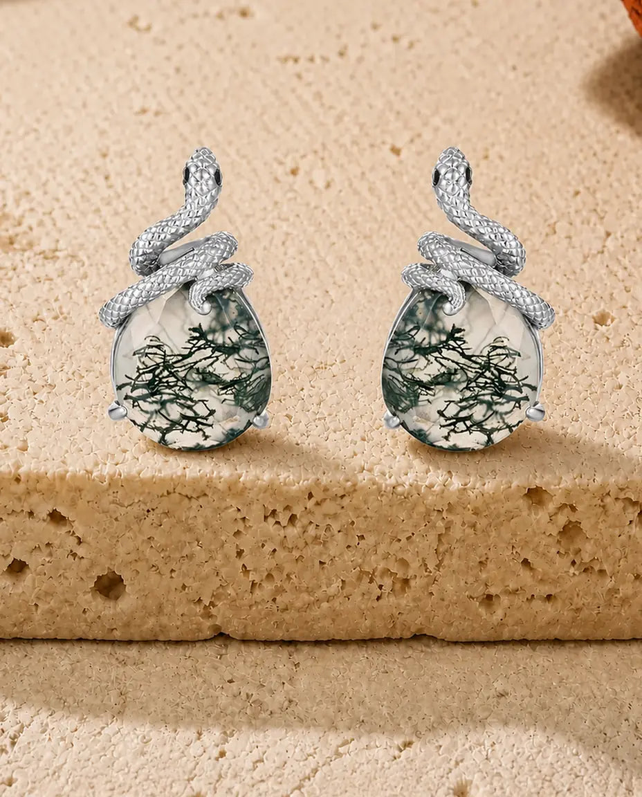 Sølvøreringe med stor grøn moss agate-cabochon og en fint skælsat slange lagt om stenens skulder.