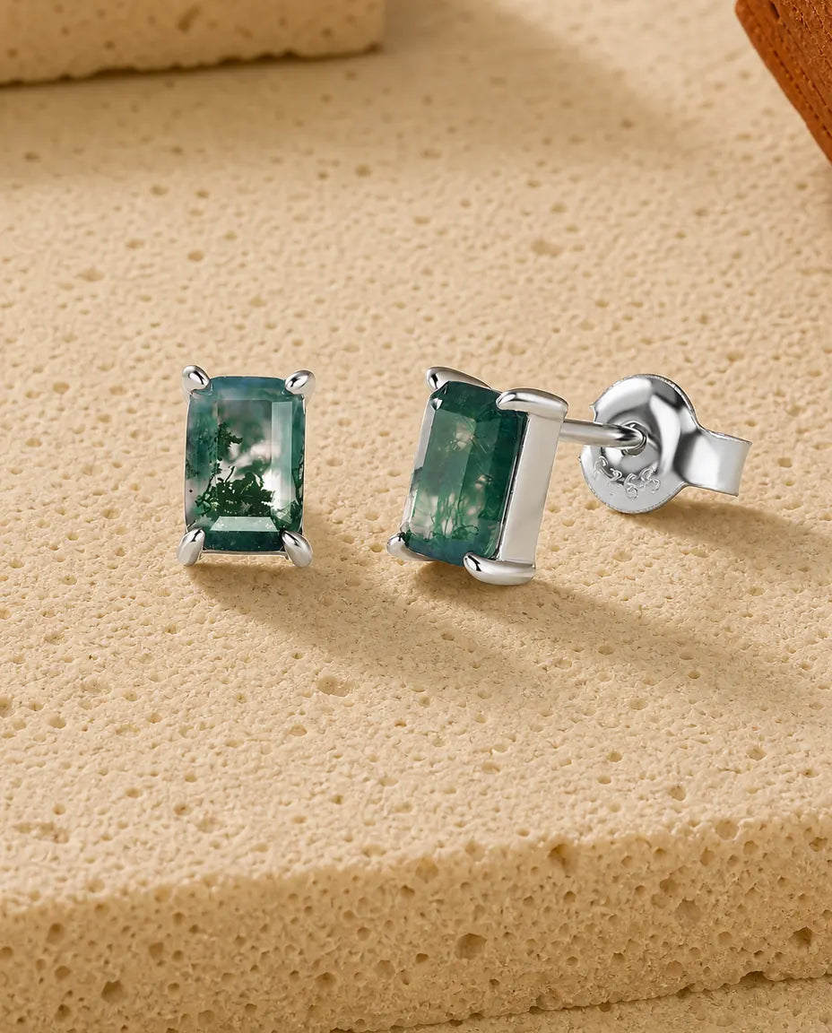 Små lodrette ørestikker med smaragdslebne grønne Moss Agate-sten i fire tynde hjørneklør af sølv.