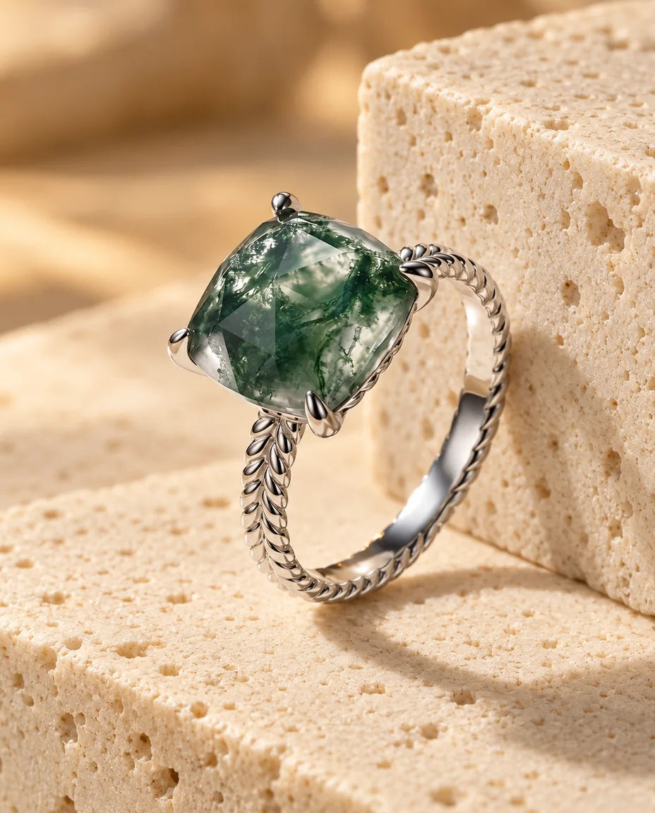 Moss Agate Ring - vist på en travertinblok