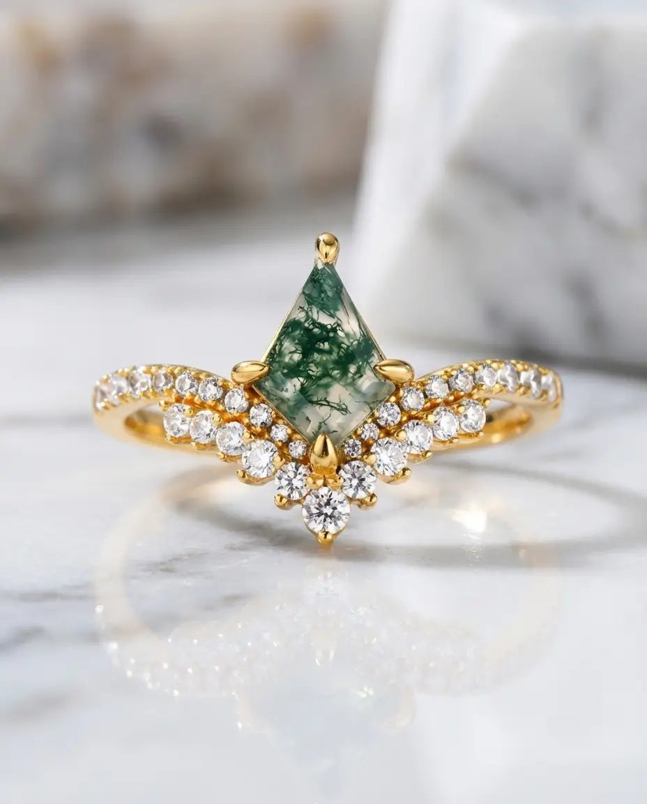 Ring i Art Deco-stil med kite-slebet moss agate på 6x9 mm omkranset af zirkoniasten i poleret sterlingsølv.