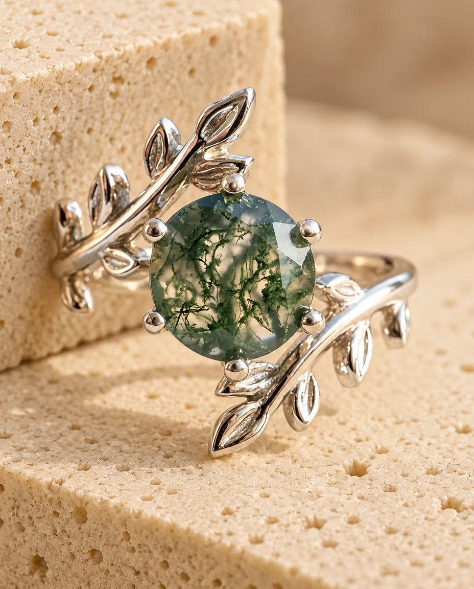 Moss Agate Ring - vist på en travertinblok