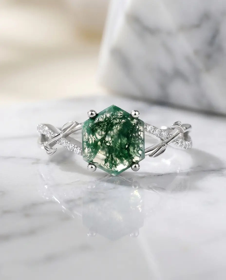 Sølvring med hexagonslebet grøn moss agate på 8 mm i en skinne med vinrankemønster i 925 sterling sølv.