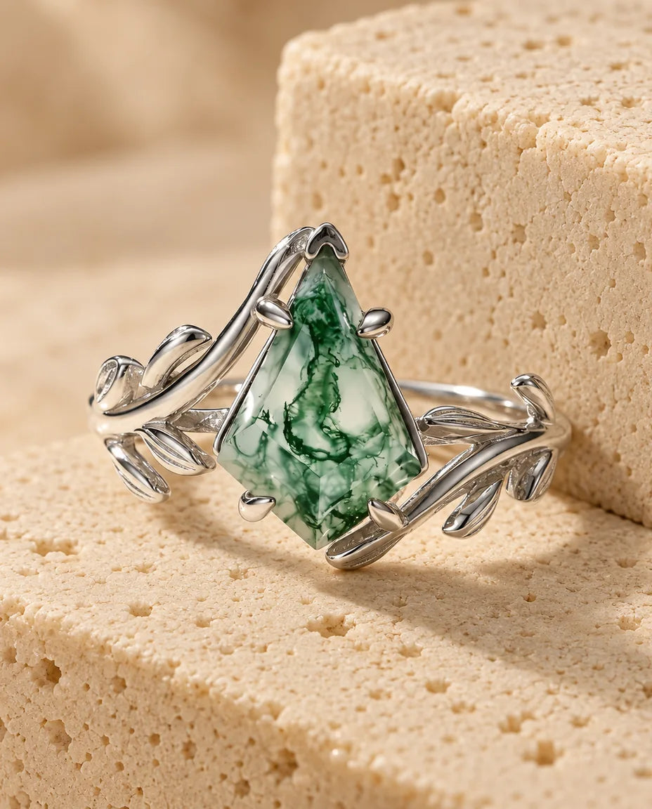 Moss Agate Ring - vist på en travertinblok