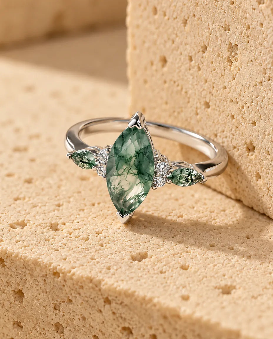 Moss Agate Ring - vist på en travertinblok